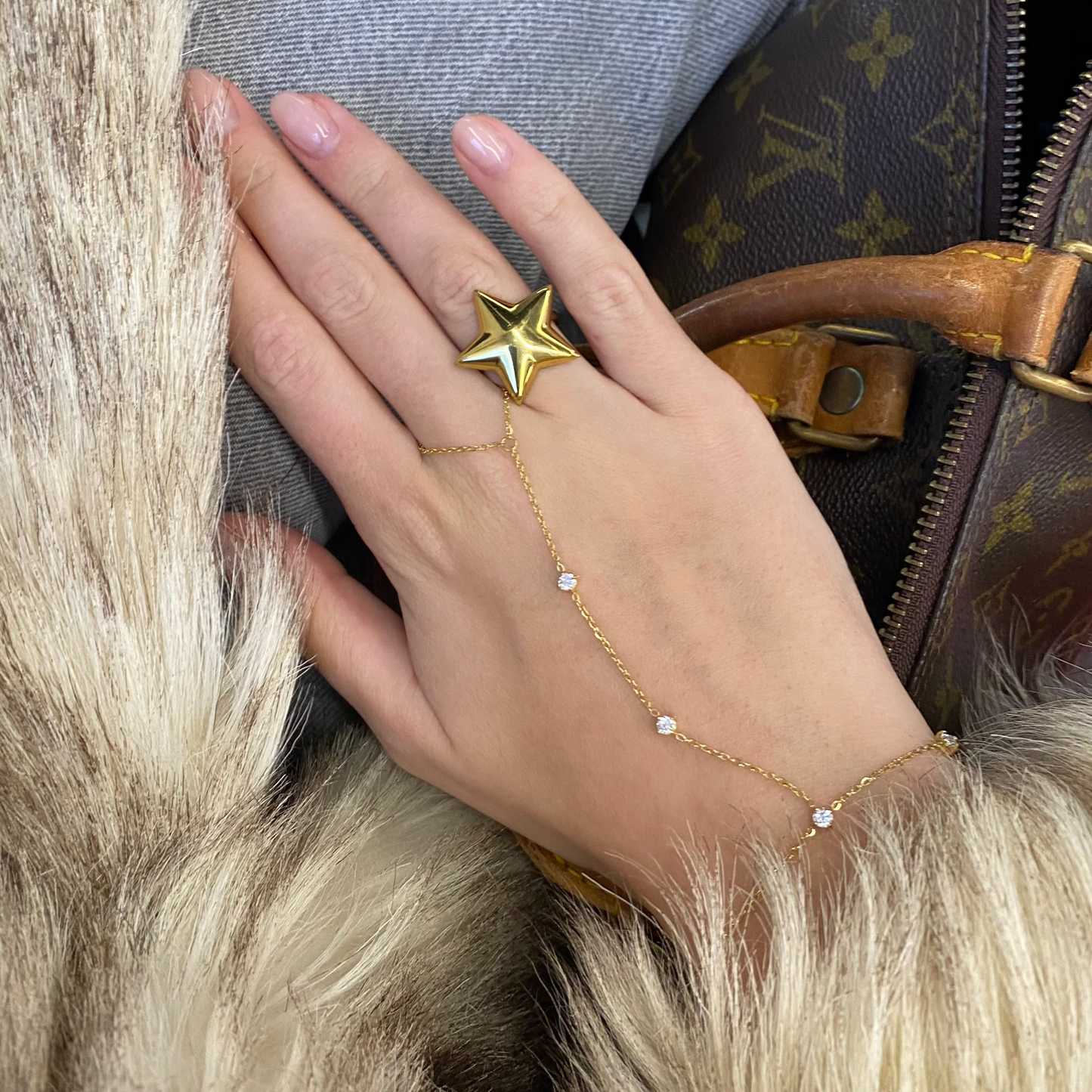 Zoya Handchain